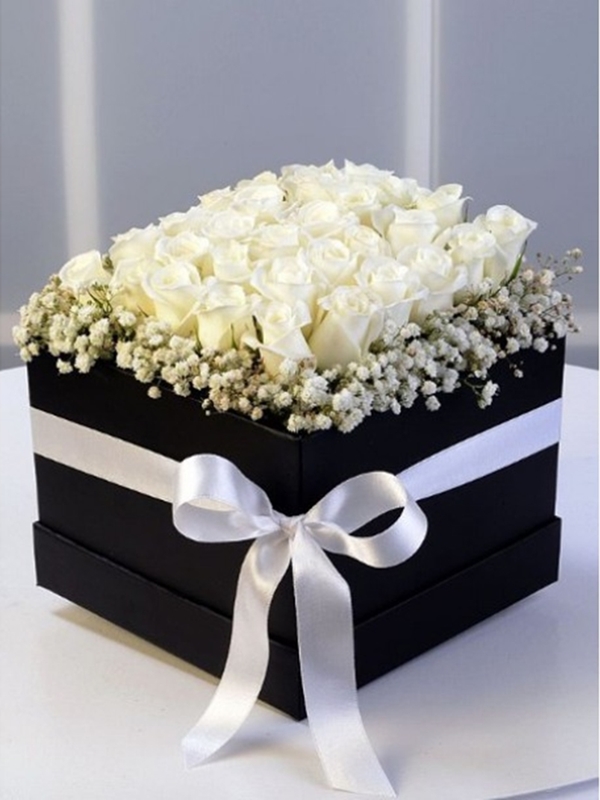 Kutuda Beyaz Güller 